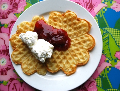 Äggvåfflor våfflor och våffelsmet med ägg Äggvåfflor våfflor och våffelsmet med ägg